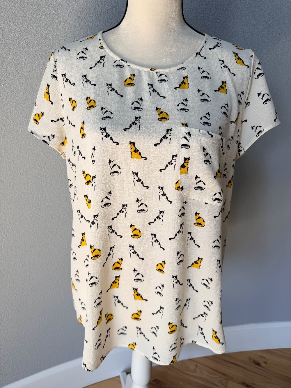 Camaieu French Brand Cream Black Yellow Cat Kitty Print Short Sleeve Sz Medium
